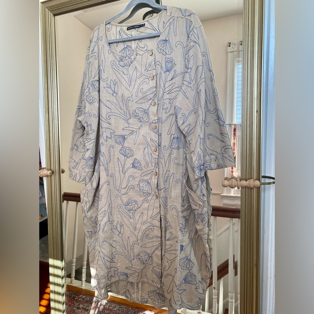 Gudrun Sjoden XXL Button front tunic, beige, blue stitched flower pattern